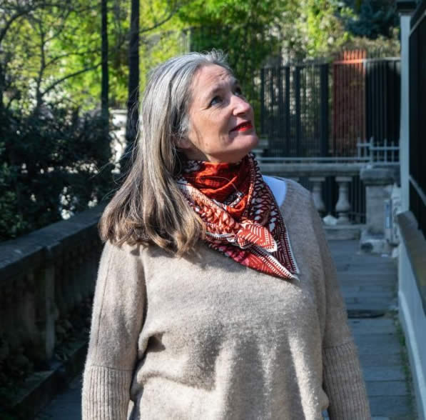 Bénédicte Nécaille, fondatrice de la compagnie de théâtre, le regard tourné vers le ciel